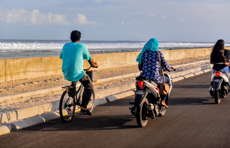 ބްރިޖާއި ލިންކް ރޯޑުގައި ދުއްވާއިރު ބުރުގާއަށް ސަމާލުވޭ