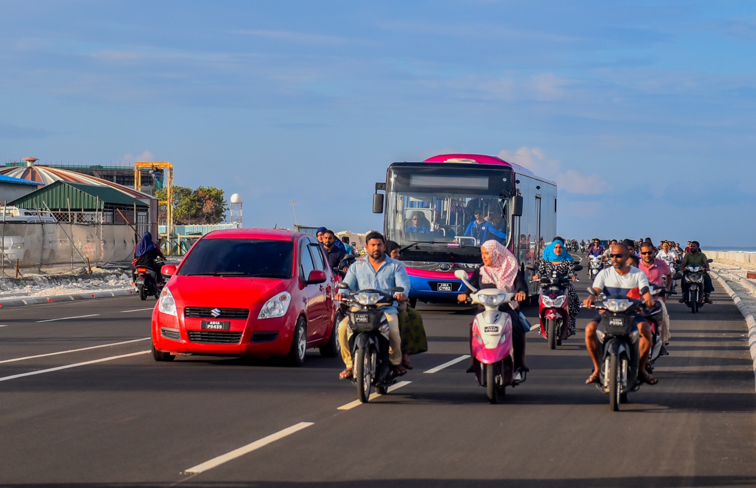 ސިނަމާލެ ބްރިޖުގައި ދުއްވާފައި ދާ ބައެއްގެ ފަހަތުން އެމްޕީއެލްގެ ބަސް ދަތުރުކޮށްފައި ދަނީ: ބަސް ދަތުރުތައް އެމްޓީސީސީއާ ހަވާލުކުރަން ސަރުކާރުން ވަނީ ނިންމާފައި --ފޮޓޯ: އަހުމަދު ނިޝާތު/މިހާރު