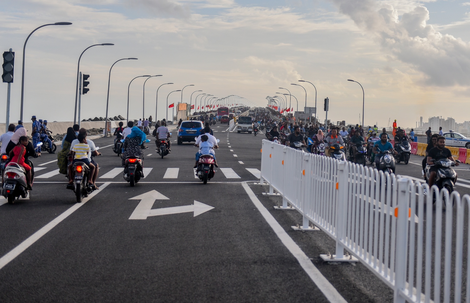 ސިނަމާލެ ބްރިޖުން ބަޔަކު ދަތުރުކޮށްފައި ދަނީ --ފޮޓޯ: އަހުމަދު ނިޝާތު/މިހާރު