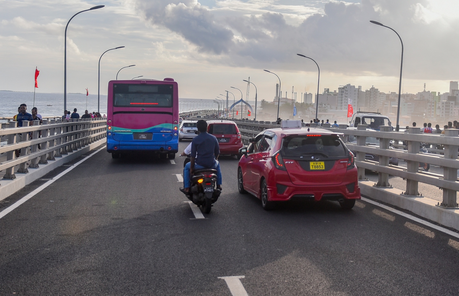 ބްރިޖް ހުރަސްކޮށް މާލެއަށް ޓެކްސީއެއް ދަތުރުކުރަނީ: ޓްރާންސްޕޯޓުން ކަނޑައެޅި އަގަށް ދަތުރުނުކުރާނެ ކަމަށް ޓެކްސީ ޑްރައިވަރުން ބުނޭ.