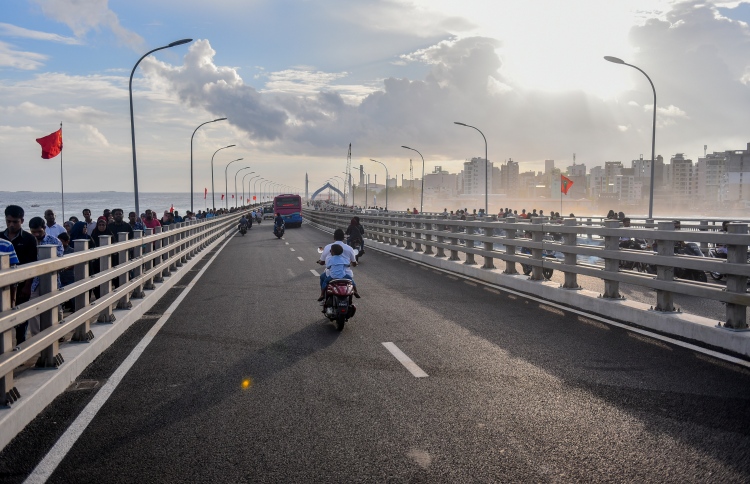 ބްރިޖުގެ ދަގަނޑުތަކުން ދަބަރު ފިލުވަން އާ މެޓީރިއަލެއް