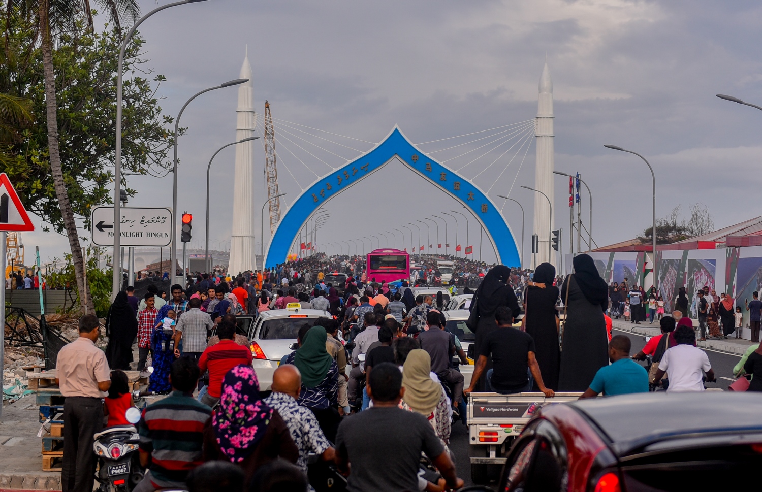 ބްރިޖް އިއްޔެ ހަވީރު އާއްމުންނަށް ހުޅުވާލުމުން އެތައް ބަޔަކު ދަތުރުކުރަން ކިޔޫގައި ހަދައިގެން.