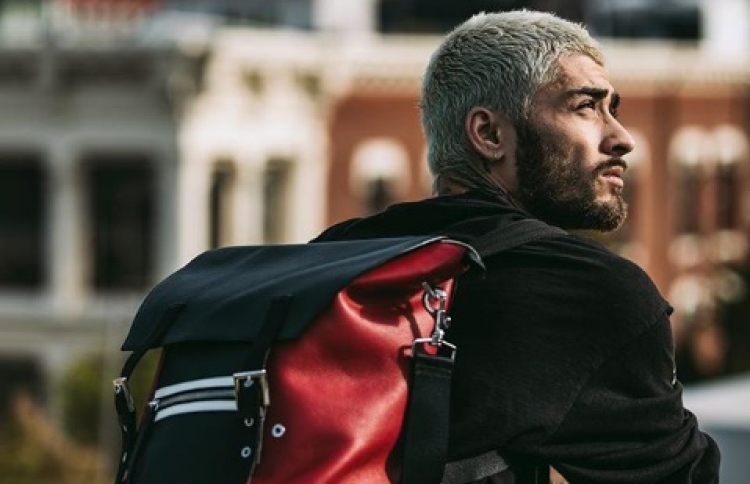 ޒޭން އޭނާގެ ކަލެކްޝަނުގައި ހިމެނޭ ދަބަހަކާ އެކު.