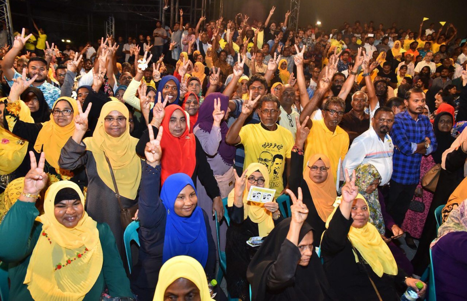 އިދިކޮޅު ފަރާތްތަކުން މިރޭ ބާއްވާ ޖަލްސާގައި ގިނަ އަދަދެއްގެ އާންމުން ބައިވެރިވަނީ. -- ފޮޓޯ: ނިޝާން އަލީ/ މިހާރު