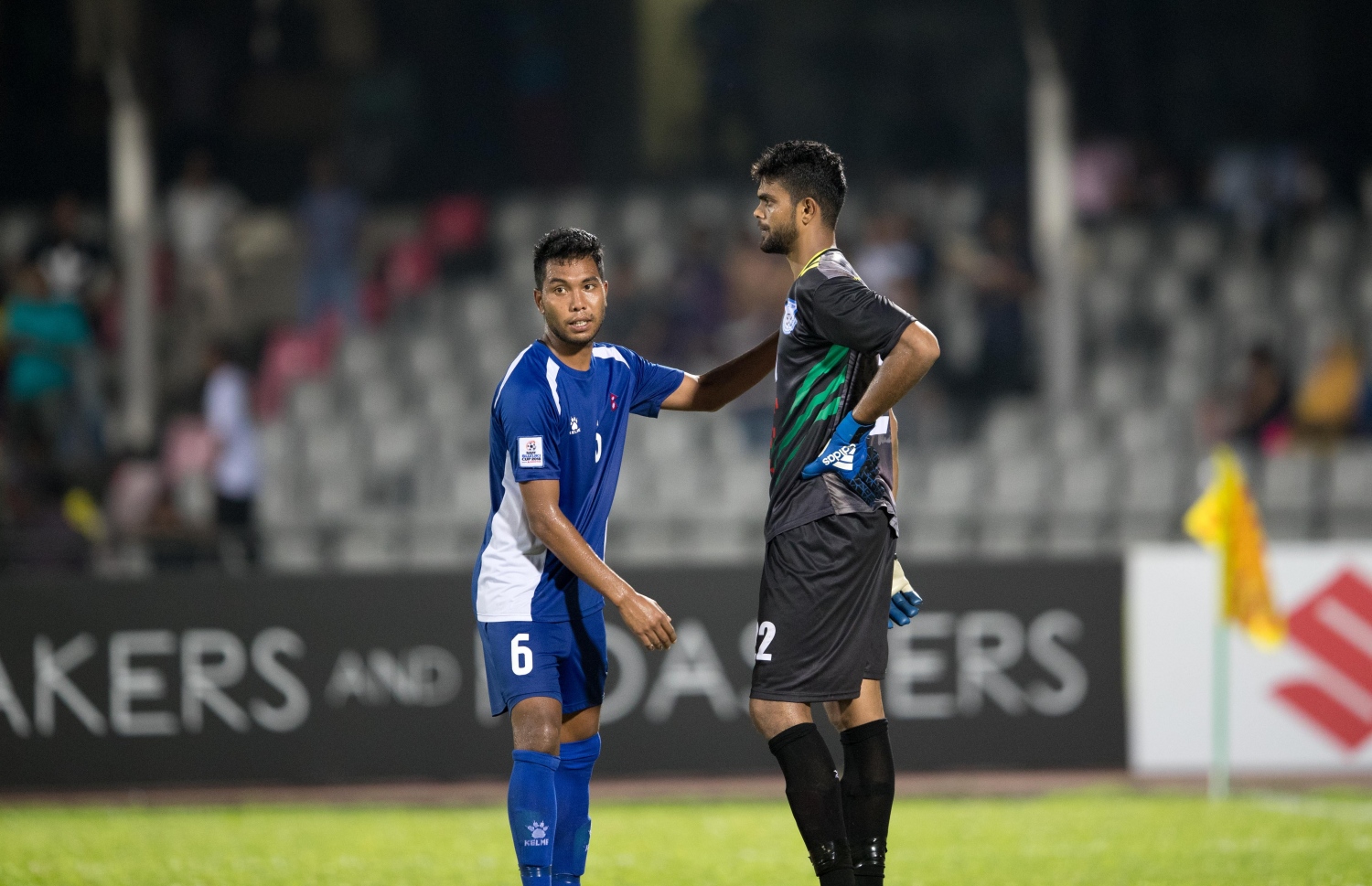 ބަންގްލަދޭޝްގެ ކީޕަރު ޝާހިދުލް (ކ)އާ ނޭޕާލްގެ ކުޅުންތެރިއަކު ސަލާމްކުރަނީ. -- ފޮޓޯ: އިމޭޖަސް.އެމްވީ