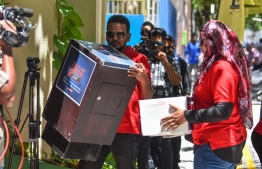 Raajje TV on their way to pay the MVR 2 million fine which was collected through public donations. PHOTO: HUSSAIN WAHEED