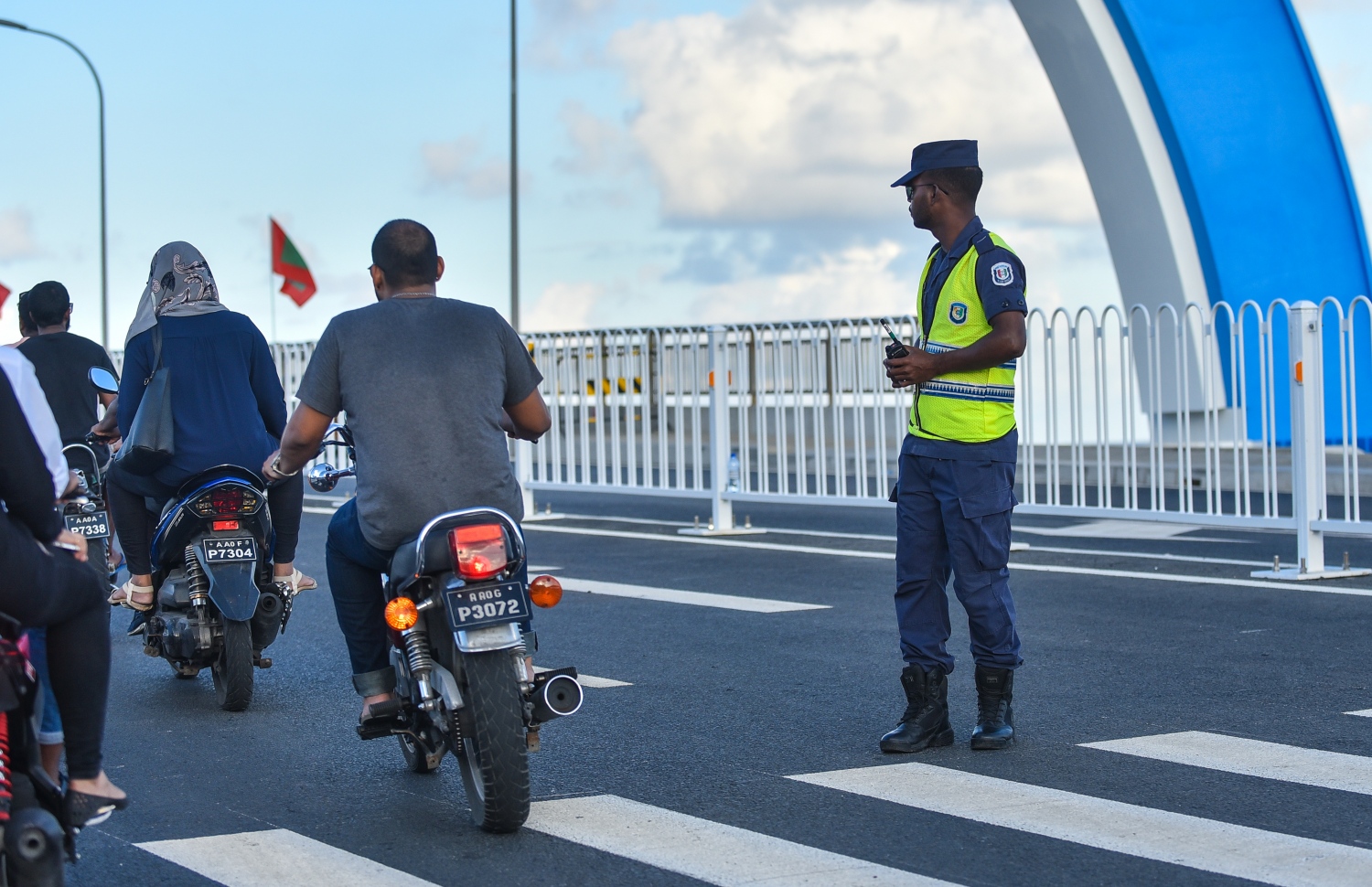 މާލެއިން ބްރިޖް ފެށޭ ހިސާބުގެ ޓްރެފިކް ބެލުމަށް ފުލުހަކު ހަރަކާތްތެރިވަނީ.---ފޮޓޯ: ހުސައިން ވަހީދު/މިހާރު