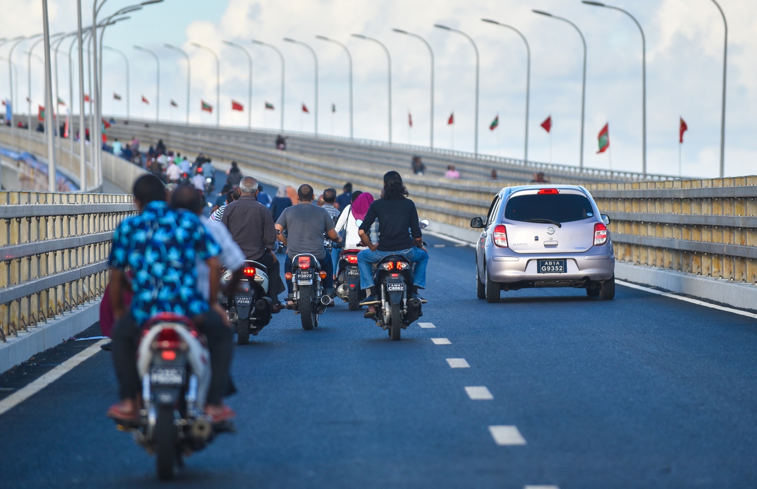 ސިނަމާލެ ބްރިޖު މަތިން ދުއްވާފައި ގިނަ އަދަދެއްގެ މީހުން ހުޅުމާލެއަށް ދަނީ.---ފޮޓޯ: ހުސައިން ވަހީދު/މިހާރު