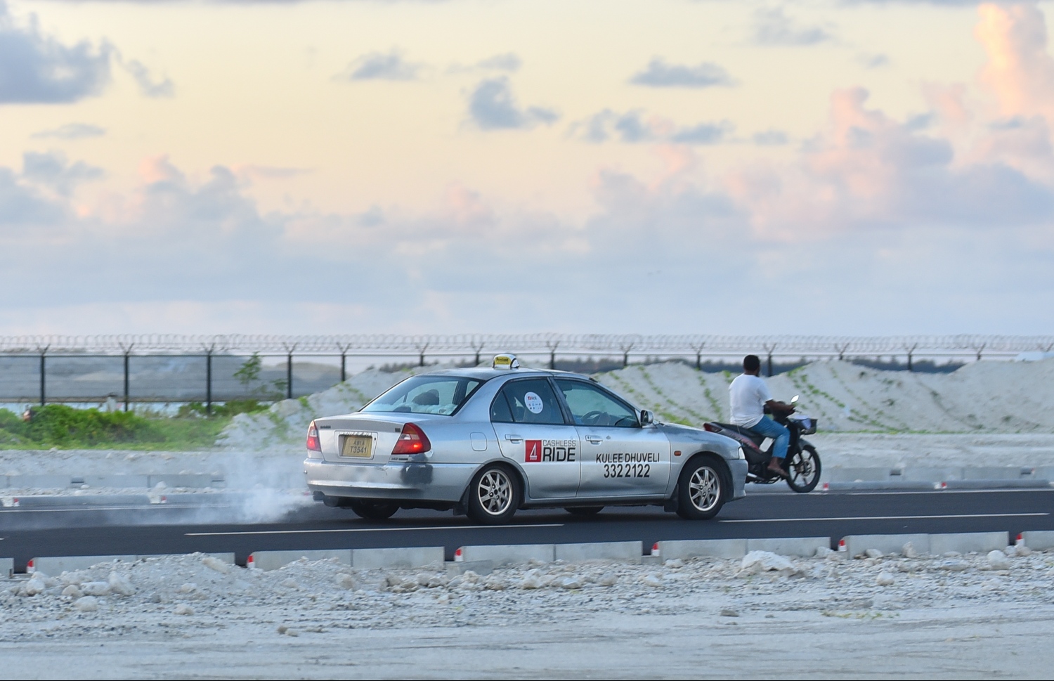 ބްރިޖާ ގުޅިފައިވާ ލިންކު ރޯޑުން ޓެކްސީއެއް ދުއްވާފައި ދަނީ. މާލެއިން ހުޅުމާލެއަށް ކުރާ ދަތުރަކަށް ޑްރައިވަރުން މަދުވެގެން 100ރ. ނަގާ. ފޮޓޯ: ހުސެއިން ވަހީދު /މިހާރު