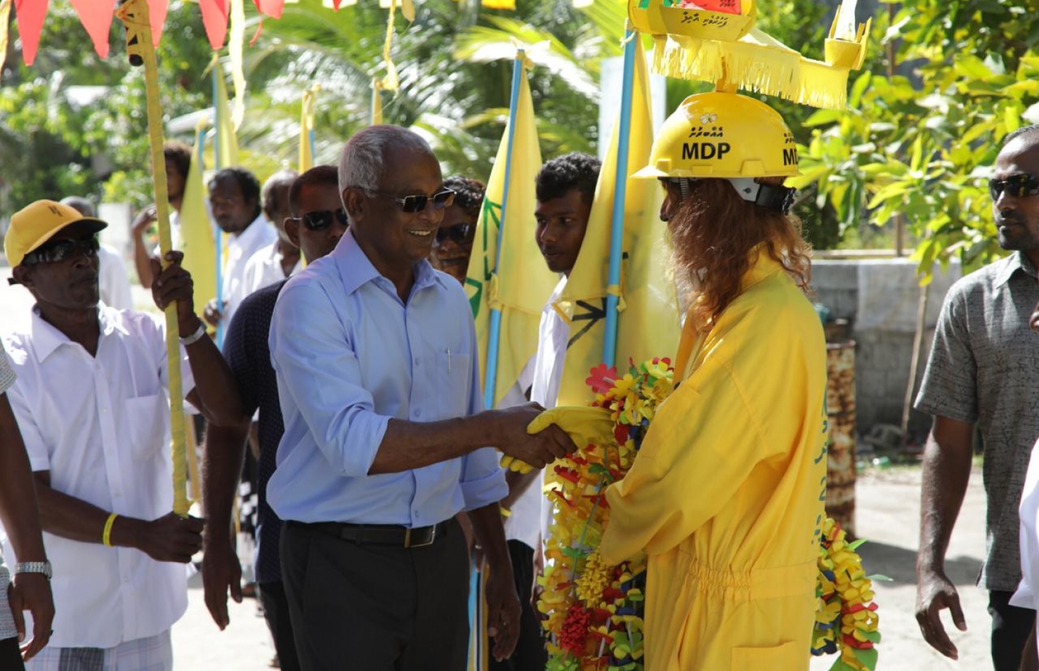 އިބޫ މިއަދު ލަންދު އަށް ވަޑައިގެން އިދިކޮޅު އެމްޑީޕީގެ ސަޕޯޓަރަކާ ސަލާމް ކުރައްވަނީ. - ފޮޓޯ: އެމްޑީޕީ