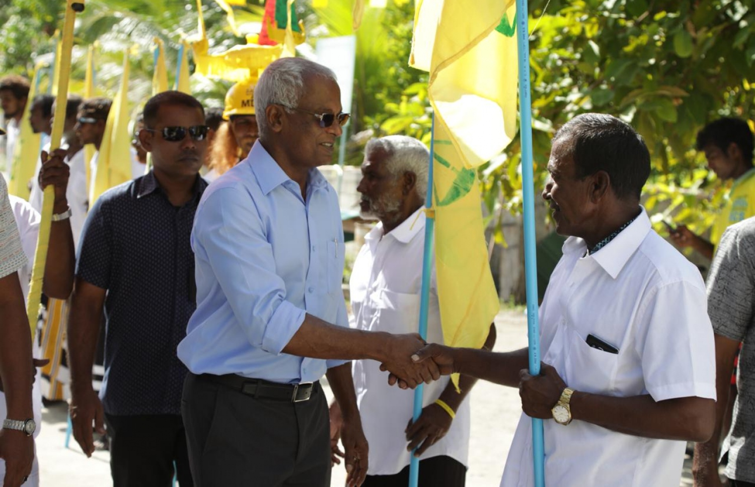 ނ. އަތޮޅުގެ ރަށަކަށް ވަޑައިގެން އިބޫ ސަޕޯޓަރަކާ ސަލާމް ކުރައްވަނީ-- ފޮޓޯ: އެމްޑީޕީ