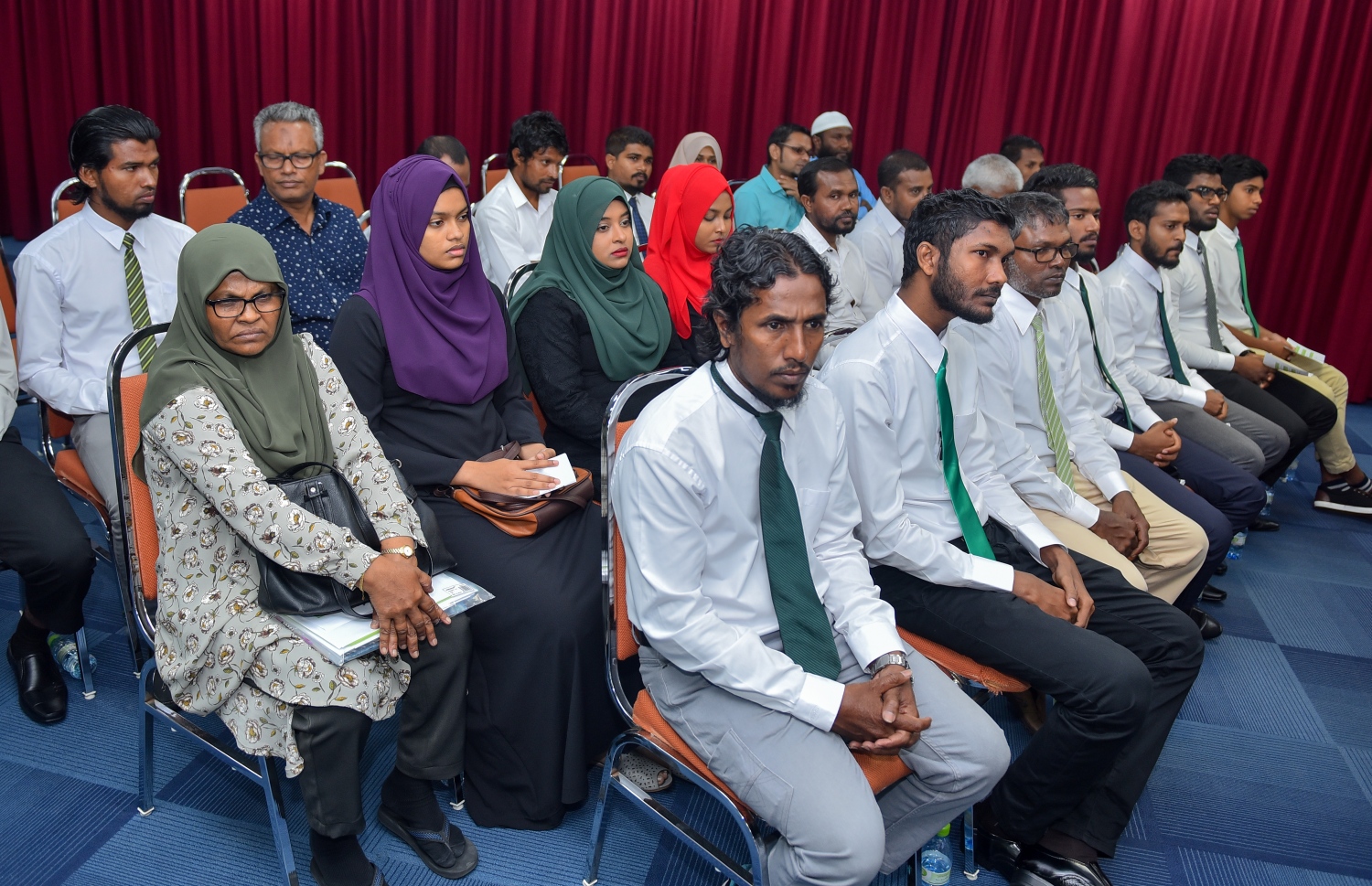 ޒަކާތު ސްކޮލަޝިޕް ލިބުނު ދަރިވަރުންނަށް އެކަމުގެ ލިޔުން ހަވާލުކުރަން ބޭއްވި ރަސްމިއްޔާތުގައި ބައިވެރިވި ބައެއް ދަރިވަރުން.-- ފޮޓޯ: އަހުމަދު ނިޝާތު/ މިހާރު