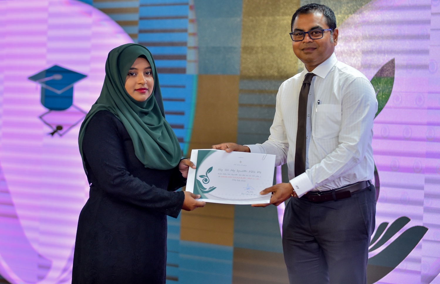 ޒަކާތު ފަންޑު ސްކޮލަޝިޕް ލިބުނު ދަރިވަރަކަށް، އެންވަޔަރްމަންޓް މިނިސްޓަރު ތޯރިގު ލިޔުން ހަވާލުކޮށްދެއްވަނީ.-- ފޮޓޯ: އަހުމަދު ނިޝާތު/ މިހާރު