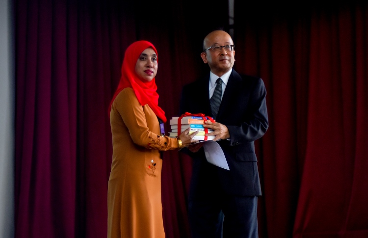 ޖަޕާނުން ހިރިޔާ ސްކޫލަށް ފޮތްތަކެއް ހަދިޔާކޮށްފި