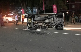 ހުޅުމާލޭގައި މިރޭ ފުރޮޅައިލި ވޭން ހުޅުމާލޭ ނިރޮޅު މަގު މެދުގައި އަރިއަކަށް ޖެހިފައި.