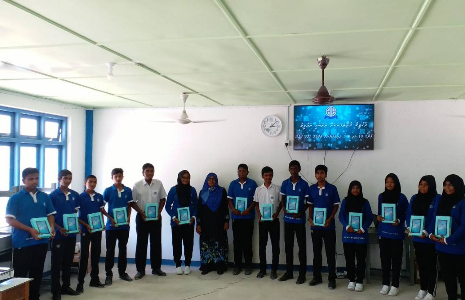 ހއ. ކެލާގެ ޝެއިހު އިބްރާހިމް ސްކޫލުގެ ދަރިވަރުން ޓެބްލެޓާ އެކު ފޮޓޯއަކަށް ހުއްޓިލައިގެން