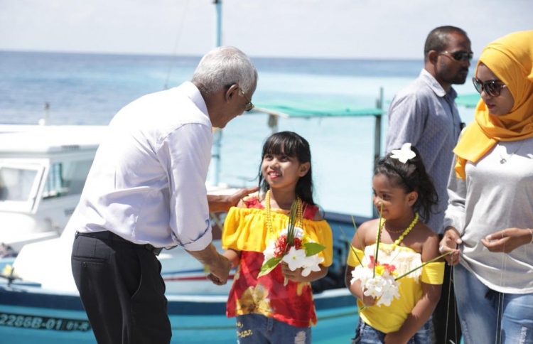 ރާއްޖެ އޮތީ އޮޅުންބޮޅުންގަނޑެއްގެ ތެރޭގައި: އިބޫ