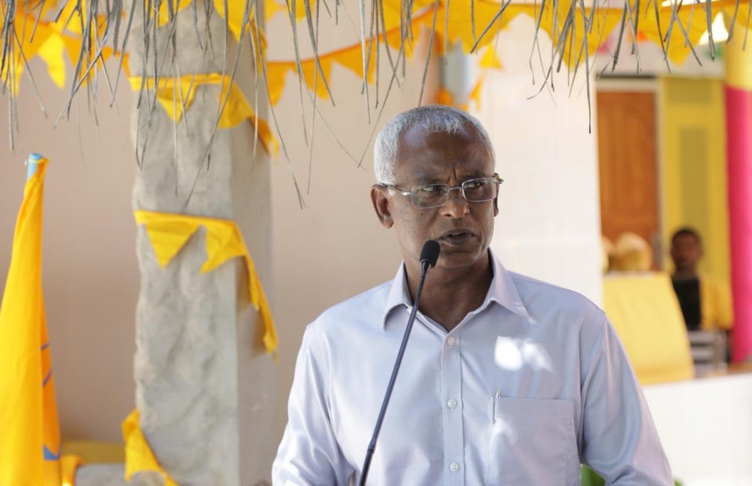 އިބޫ މިއަދު ނ. ފޮއްދު އަށް ވަޑައިގެން އެ ރަށުގައި ތިބި އިދިކޮޅު ސަޕޯޓަރުންނާ ބައްދަލު ކުރައްވައި ވާހަކަ ދައްކަވަނީ. - ފޮޓޯ: އެމްޑީޕީ