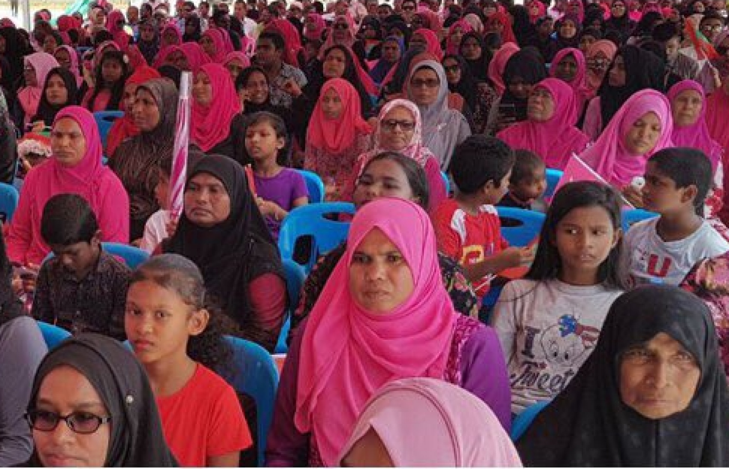 ތިނަދޫގެ ހަ މަޝްރޫއު އިފްތިތާހްކުރަން ބޭއްވި ޖަލްސާގައި އެ ރަށުގެ ރައްޔިތުން. --ފޮޓޯ/ރައީސް އޮފީސް