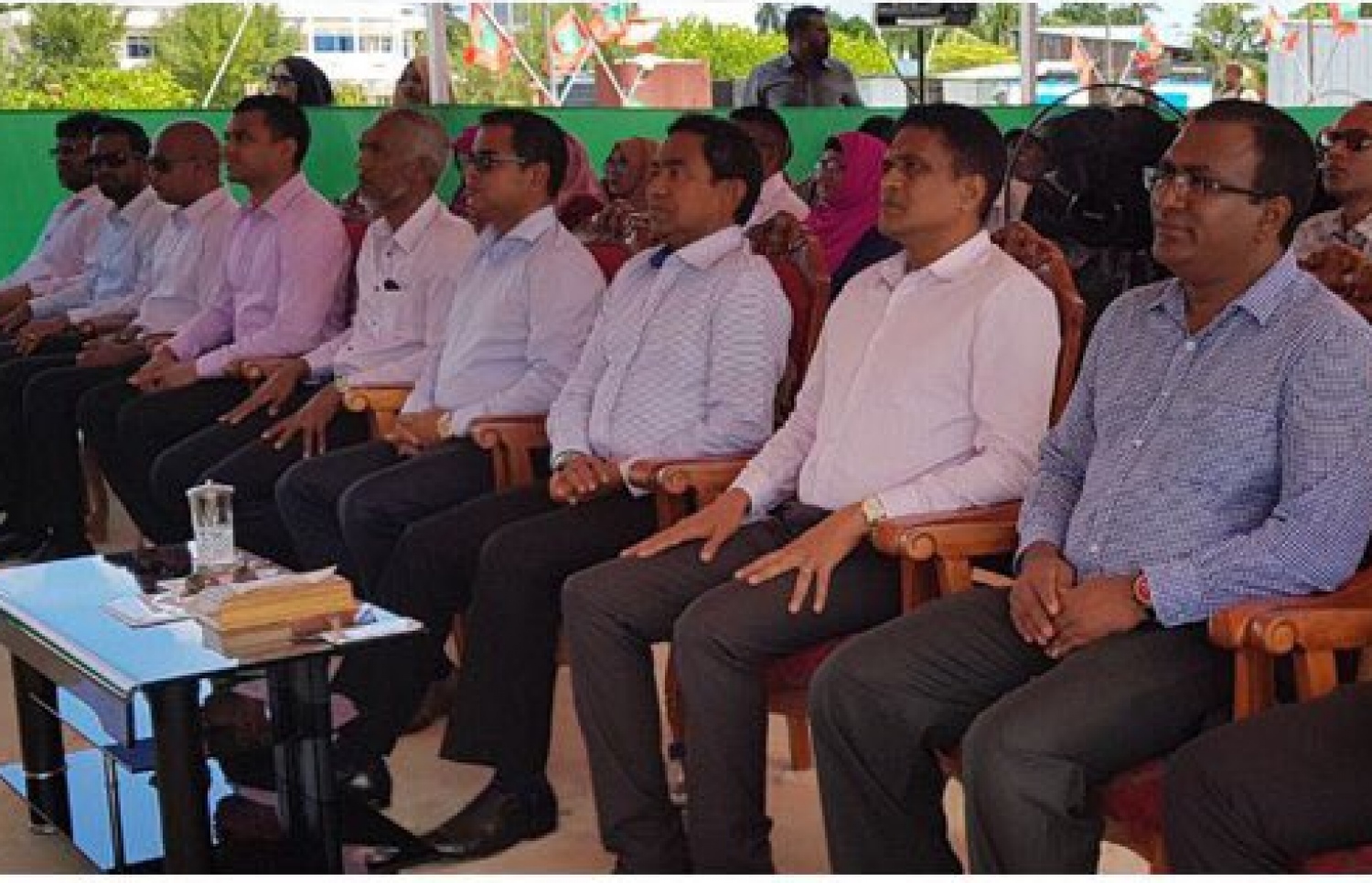 ރައީސް ޔާމީން ތިނަދުއަށް ވަޑައިގަތް ބޭއްވި ޖަލްސާގައި ސަރުކާރުގެ އިސް ބޭފުޅުން ބައިވެރިވެވަޑައިގަންނަވަނީ. --ފޮޓޯ/ރައީސް އޮފީސް