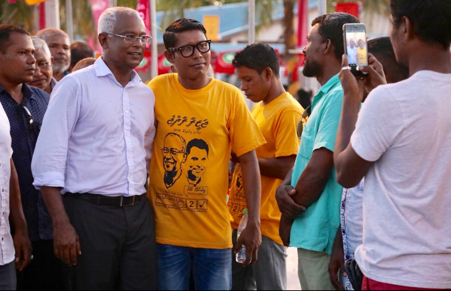 މި މަހުގެ 23 ވަނަ ދުވަހު ބާއްވާ ރިޔާސީ އިންތިޚާބުގައި ވާދަކުރައްވާ އިދިކޮޅު ކެންޑިޑޭޓް އިބްރާހިމް މުހައްމަދު ސޯލިހް (އިބޫ) ކެމްޕެއިނަށް ވެލިދޫ އަށް ވަޑައިގަތުމުން މަރުހަބާ ދެންނެވުމަށް ގޮސްތިބި މީހުންނާއި ސަލާމްކުރައްވަނީ--.ފޮޓޯ: އެމްޑީޕީ