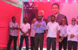 President Abdulla Yameen's running mate  Dr. Mohamed Shaheem Ali Saeed (C) speaks to the residents of Dh.Hulhudheli during a campaign stop.