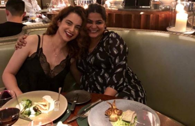 ކަންގަނާ އާއި އަޝްވިނީ އެކުގައި ކެއުމަކަށް އިންސާފު ކުރަނީ.