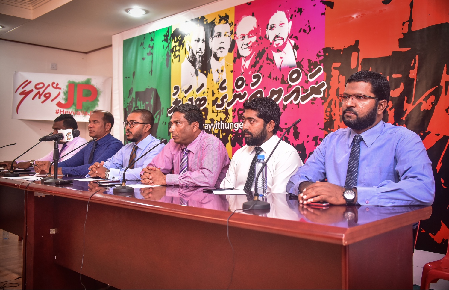 ރައީސް ޔާމީނަށް ތުރާލަކަށްވި 12 މެންބަރުންގެ ތެރެއިން ބައެއް މެމްބަރުން: މި މެމްބަރުންގެ ދުސްތޫރީ ވާޖިބަށް ހުރަސްއެޅި މީހުން ޒިންމާދާރު ކުރެވެން ވާނެ. --ފޮޓޯ: ނިޝާން އަލީ/މިހާރު