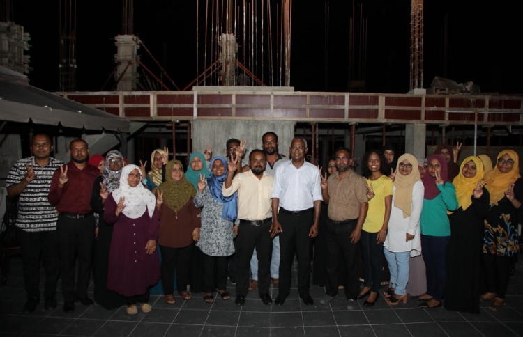 ރެހެންދި ސްކޫލްގެ ގިނަ ޓީޗަރުންތަކެއް ވެސް އިބޫއާ އެކު