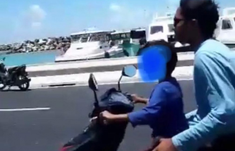 މި ދެ ފޮޓޯގައި ކުޑަކުދިން ނުރައްކަލުގެ ތެރެއަށް!