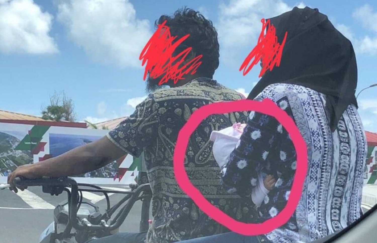 ތުއްތު ކުއްޖަކު ގޮވައިގެން ސައިކަލެއްގައި ބްރިޖު މަތިން ދަތުރުކުރަނީ.