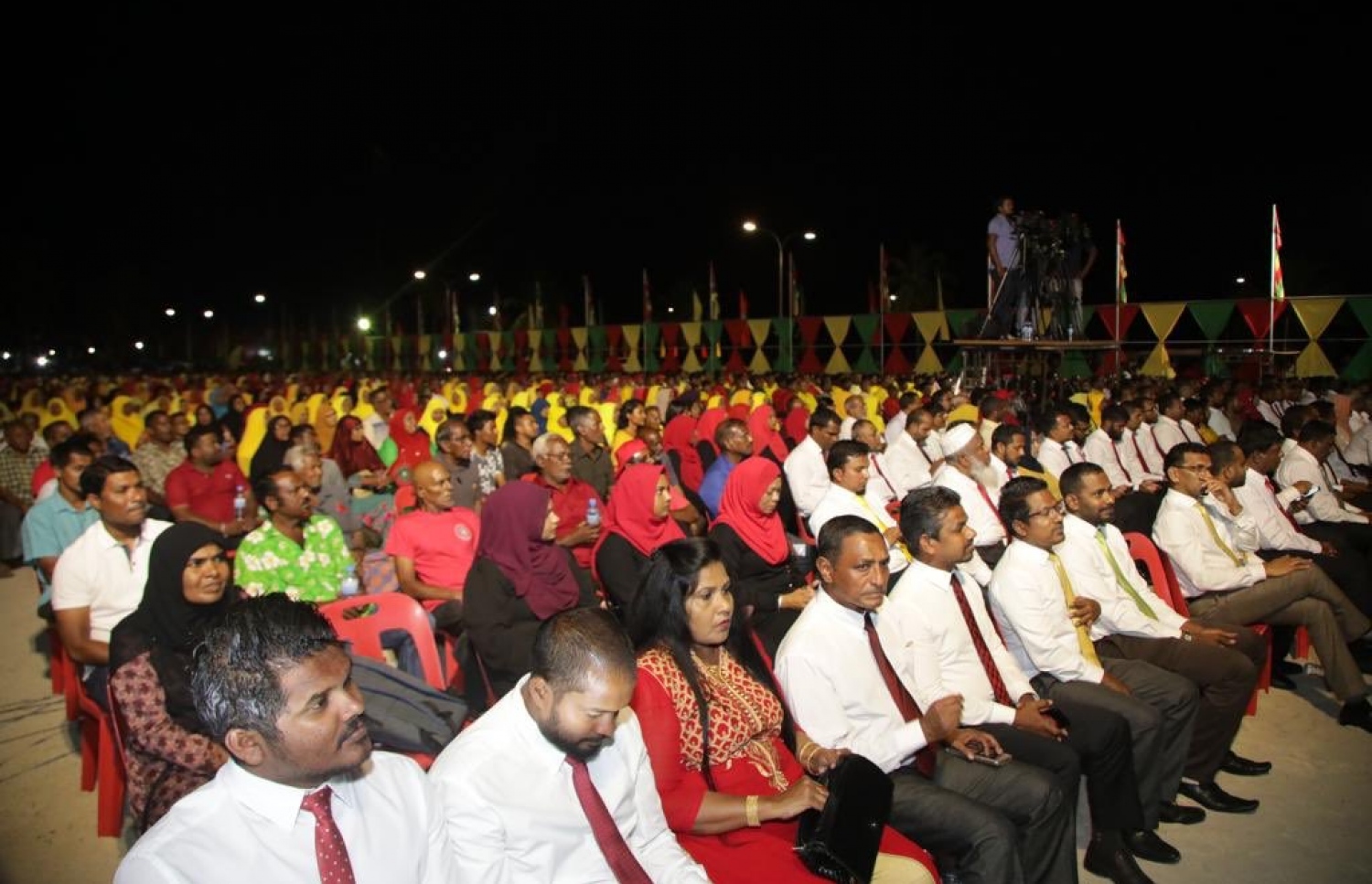 އިދިކޮޅު ކޯލިޝަނުން އދ. މާމިގިލީގައި ބޭއްވި ޖަލްސާގައި އިދިކޮޅު ސަޕޯޓަރުން ބައިވެރިވަނީ. -- ފޮޓޯ: އެމްޑީޕީ