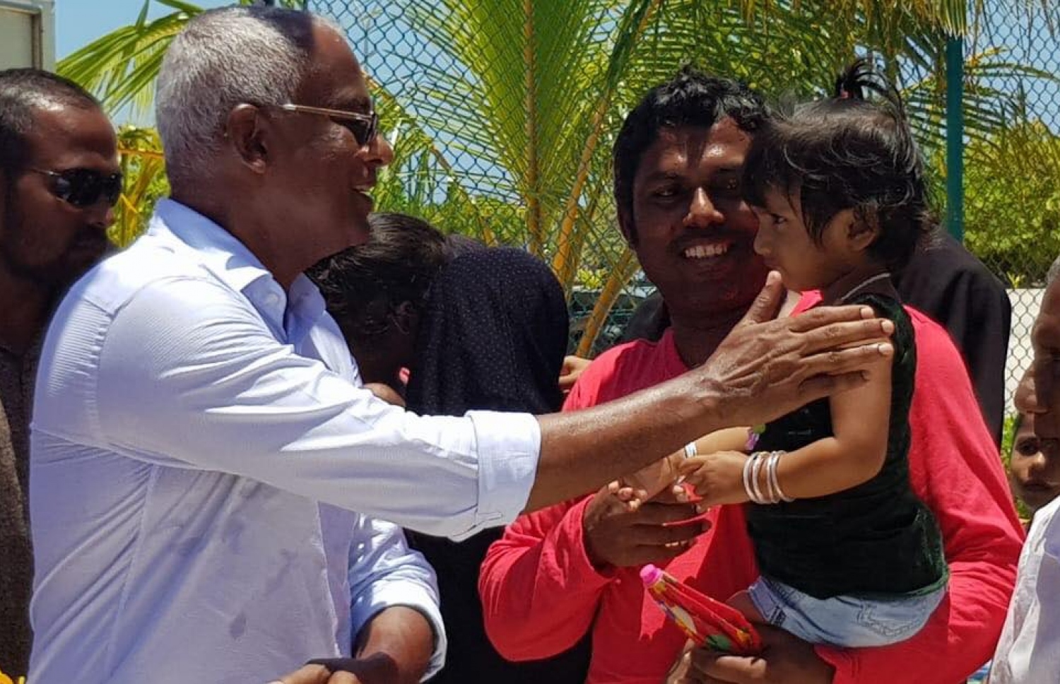 އިބޫ މިއަދު ބޮޑުފުޅަދު އަށް ވަޑައިގެން، ކުޑަ އަންހެން ކުއްޖެއްގެ ގައިގައި ފިރުމާލައްވަނީ. - ފޮޓޯ: އެމްޑީޕީ