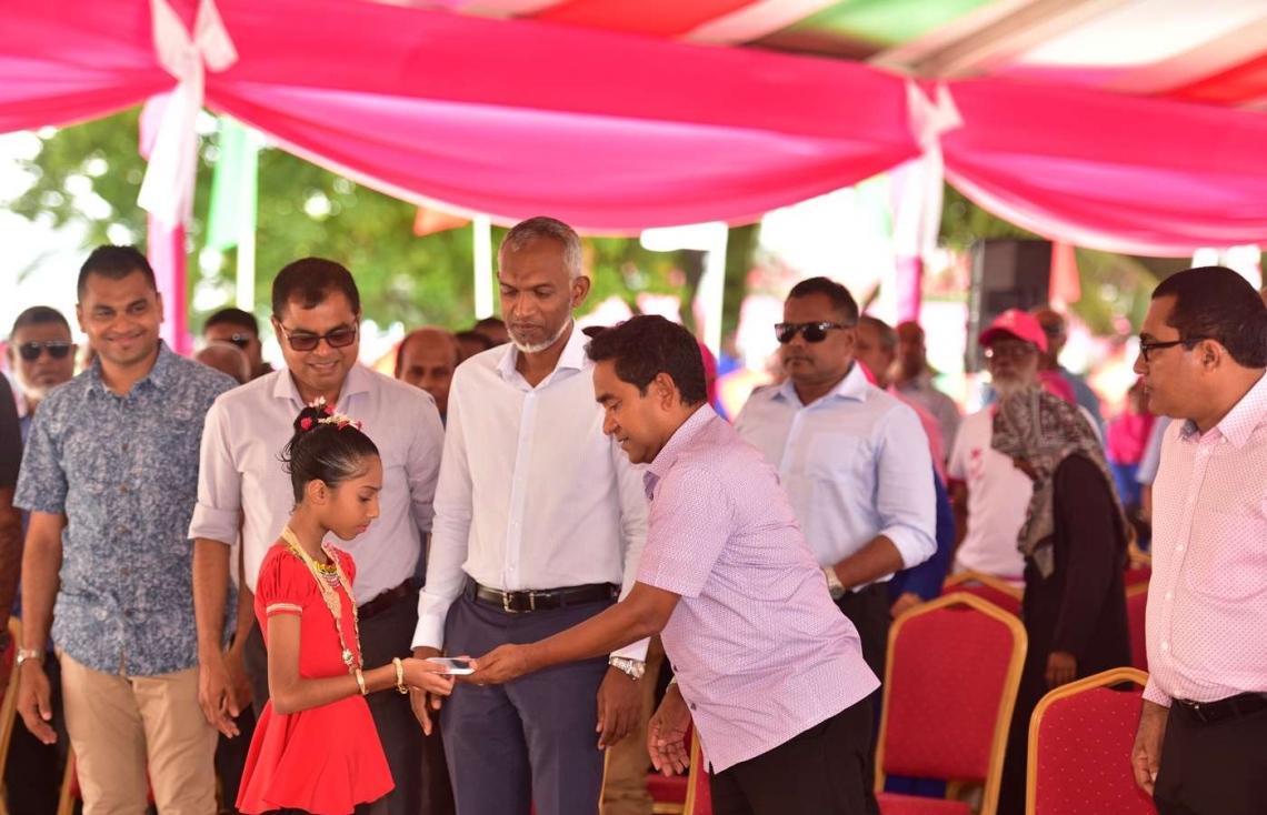 ސ. ފޭދޫ: ސެޕްޓެމްބަރު 14، 2018- ރައީސް އަބްދުﷲ ޔާމީން އައްޑުއަށް ކުރެއްވި ދަތުރުފުޅުގައި ފޭދޫގައި ބޭއްވެވި ބައްދަލުވުމުގެ ތެރެއިން.---ފޮޓޯ: ރައީސް އޮފީސް