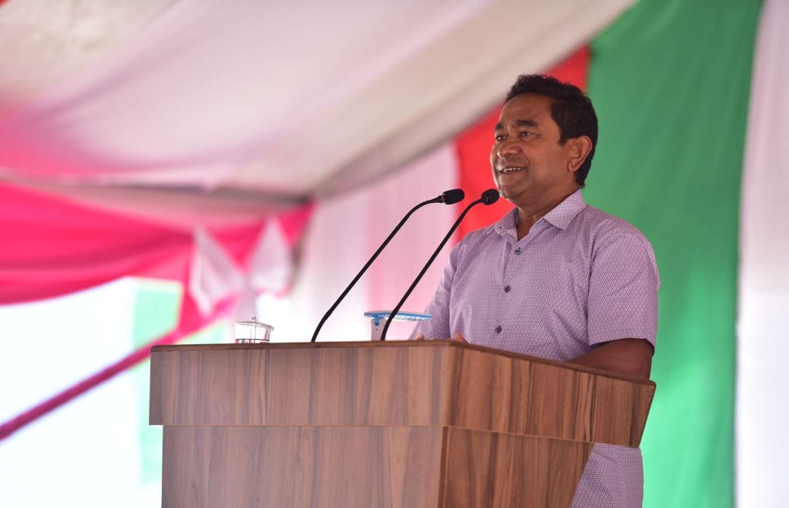 ސ. ފޭދޫ: ސެޕްޓެމްބަރު 14، 2018- ރައީސް އަބްދުﷲ ޔާމީން އައްޑުއަށް ކުރެއްވި ދަތުރުފުޅުގައި ފޭދޫގައި ބޭއްވެވި ބައްދަލުވުމުގައި ވާހަކަފުޅު ދައްކަވަނީ.---ފޮޓޯ: ރައީސް އޮފީސް