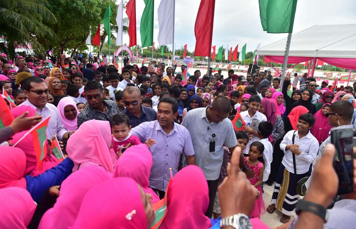 ސ. ފޭދޫ: ސެޕްޓެމްބަރު 14، 2018- ރައީސް ޔާމީން އައްޑުއަށް ކުރެއްވި ދަތުރުފުޅުގެ ތެރެއިން ފޭދޫގެ ސަޕޯޓަރުންނާ އެކު ބޭއްވެވި ބައްދަލުވުމަށް ދިޔަ ބަޔަކާ ސަލާމް ކުރައްވަނީ.---ފޮޓޯ: ރައީސް އޮފީސް