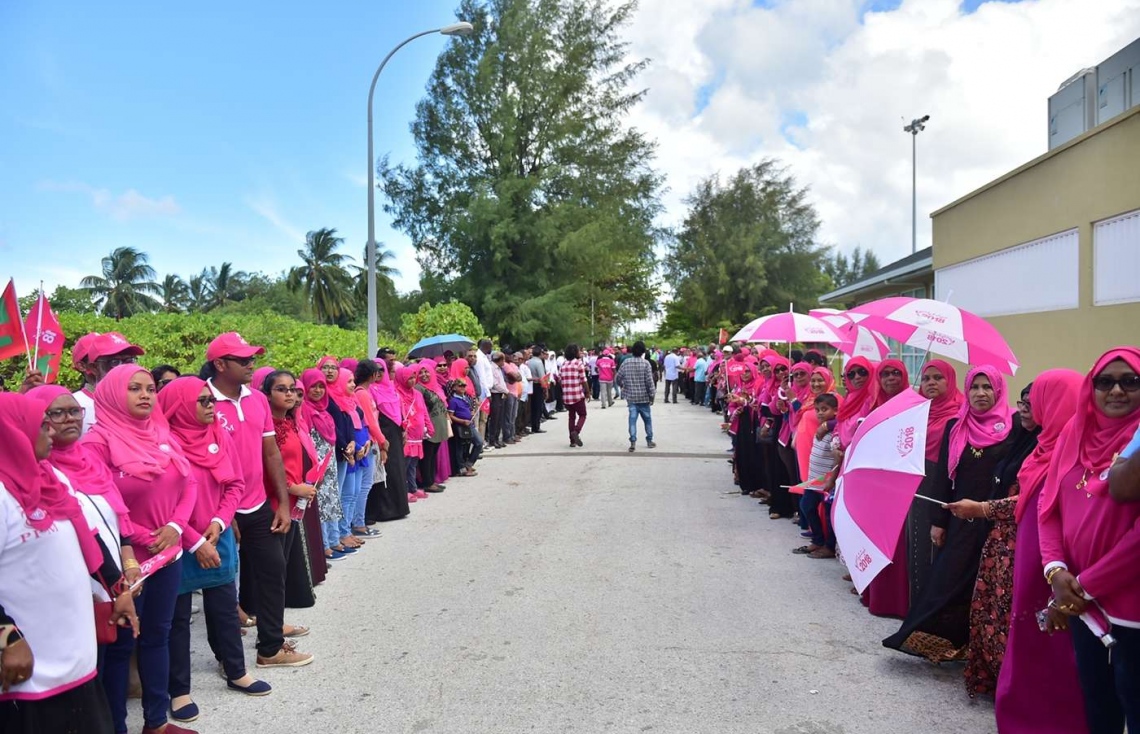 ސ. ގަން: ސެޕްޓެމްބަރު 13، 2018- ރައީސް އަބްދުﷲ ޔާމީން އައްޑުއަށް ވަޑައިގަތުމުން އެމަނިކުފާނަށް މަރުހަބާ ދަންނަވަން އެއްވި ސަޕޯޓަރުންތަކެއް ކިޔޫގައި.---ފޮޓޯ: ރައީސް އޮފީސް