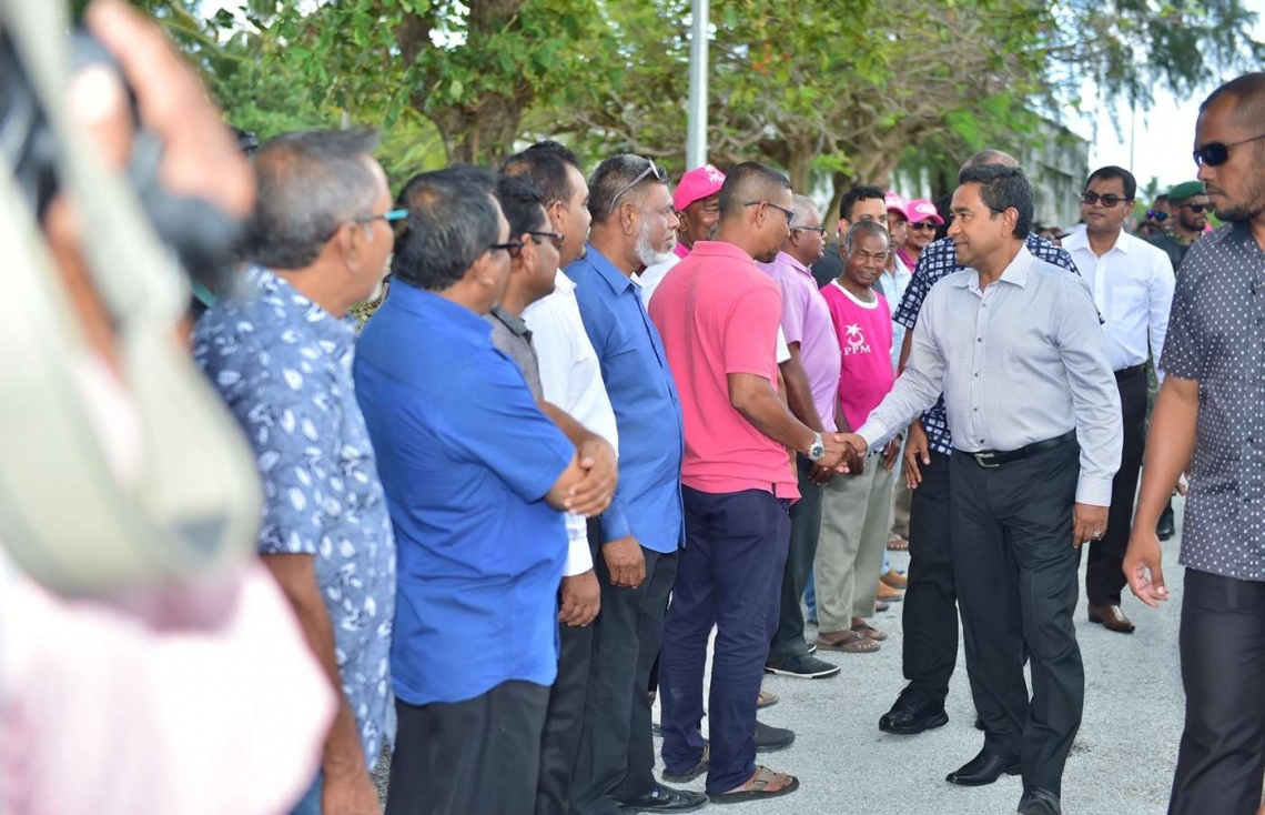 ސ. ގަން: ސެޕްޓެމްބަރު 13، 2018- ރައީސް އަބްދުﷲ ޔާމީން އައްޑުއަށް ވަޑައިގަތުމުން އެމަނިކުފާނަށް މަރުހަބާ ދަންނަވަން އެއްވި މީހުންނާ ސަލާމް ކުރައްވަނީ.---ފޮޓޯ: ރައީސް އޮފީސް