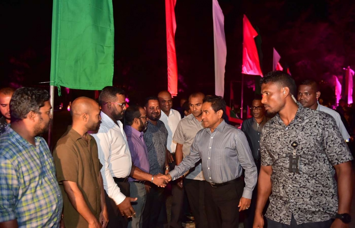 ސ. ހިތަދޫ: ސެޕްޓެމްބަރު 13، 2018- ރައީސް އަބްދުﷲ ޔާމީން އައްޑުއަށް ކުރެއްވި ދަތުރުފުޅުގައި ހިތަދޫގައި ބޭއްވެވި ބައްދަލުވުމަށް ވަޑައިގަތުމުން އެމަނިކުފާނަށް މަރުހަބާ ދެންނެވުމަށް އެއްވި މީހުންނާ ސަލާމް ކުރައްވަނީ.---ފޮޓޯ: ރައީސް އޮފީސް