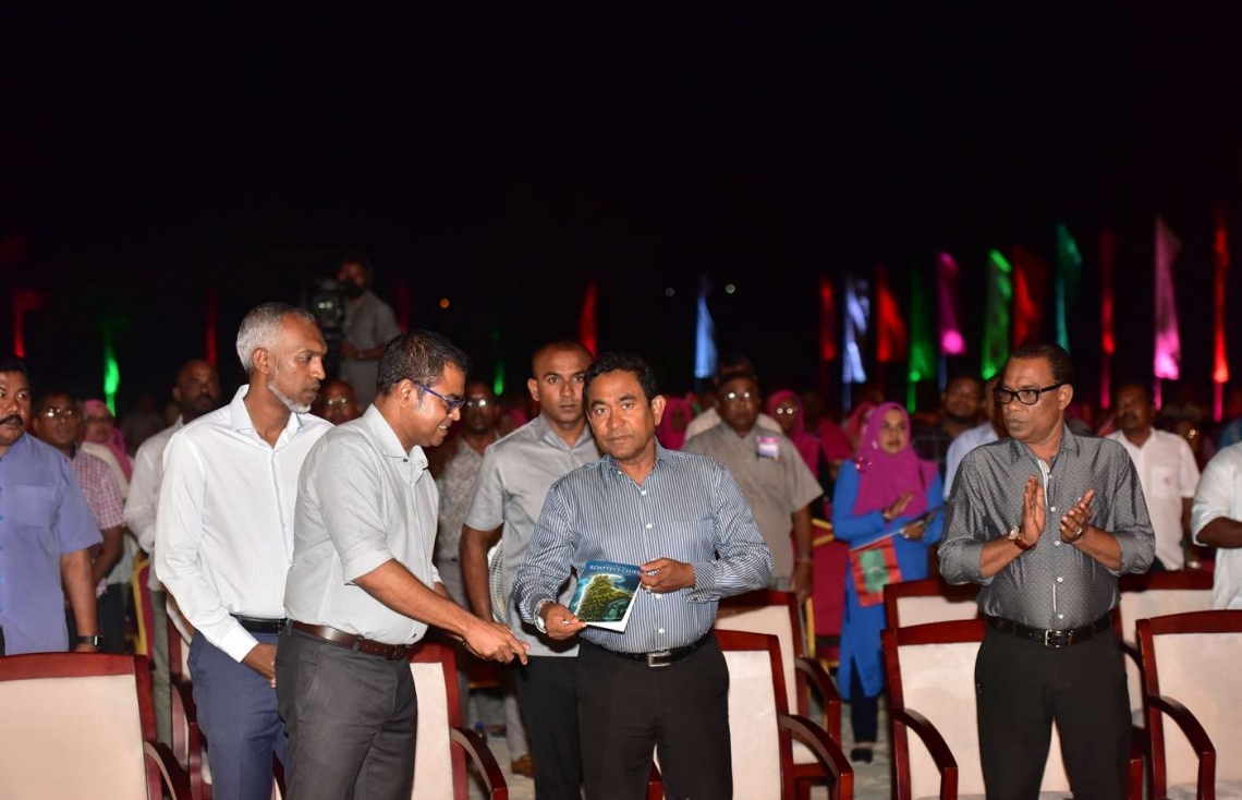 ސ. ހިތަދޫ: ސެޕްޓެމްބަރު 13، 2018- ރައީސް އަބްދުﷲ ޔާމީން އައްޑުއަށް ކުރެއްވި ދަތުރުފުޅުގައި ހިތަދޫގައި ބޭއްވެވި ބައްދަލުވުމުގެ ތެރެއިން.---ފޮޓޯ: ރައީސް އޮފީސް