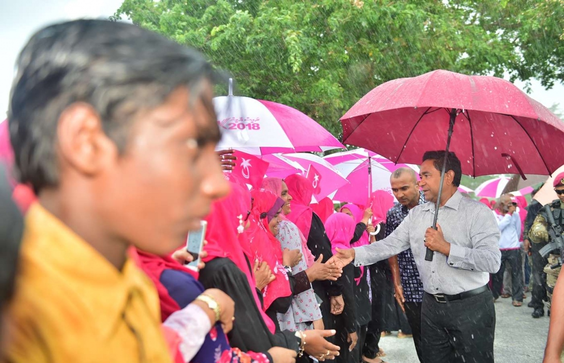 ސ. ގަން: ސެޕްޓެމްބަރު 13، 2018- ރައީސް އަބްދުﷲ ޔާމީން އައްޑުއަށް ވަޑައިގަތުމުން އެމަނިކުފާނަށް މަރުހަބާ ދަންނަވަން، ވެހުނު ބޯ ވާރޭގައި ތެމިފޯވެގެން ތިބި ބައެއް މީހުންނާ ސަލާމް ކުރައްވަނީ.---ފޮޓޯ: ރައީސް އޮފީސް