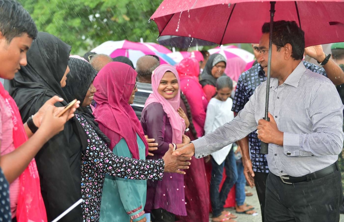 ސ. ގަން: ސެޕްޓެމްބަރު 13، 2018- ރައީސް އަބްދުﷲ ޔާމީން އައްޑުއަށް ވަޑައިގަތުމުން އެމަނިކުފާނަށް މަރުހަބާ ދަންނަވަން، ވެހުނު ބޯ ވާރޭގައި ތެމިފޯވެގެން ތިބި ބައެއް މީހުންނާ ސަލާމް ކުރައްވަނީ.---ފޮޓޯ: ރައީސް އޮފީސް