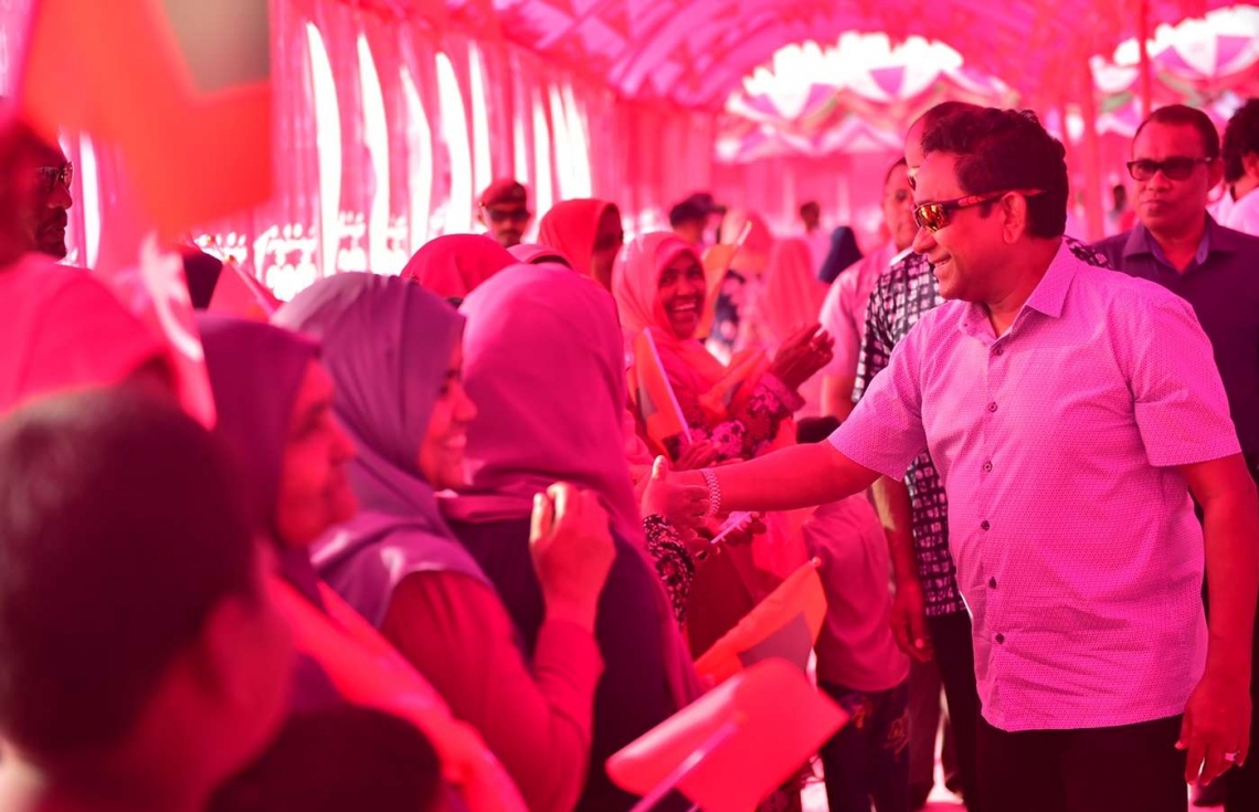 ސ. ހުޅުދޫ: ސެޕްޓެމްބަރު 13، 2018- ރައީސް އަބްދުﷲ ޔާމީން އައްޑުއަށް ކުރެއްވި ދަތުރުފުޅުގައި ހުޅުދުއަށް ވަޑައިގަތުމުން މަރުހަބާ ދަންނަވަން އެއްވި މީހުންގެ ތެރެއިން ބަޔަކާ ސަލާމް ކުރައްވަނީ.---ފޮޓޯ: ރައީސް އޮފީސް