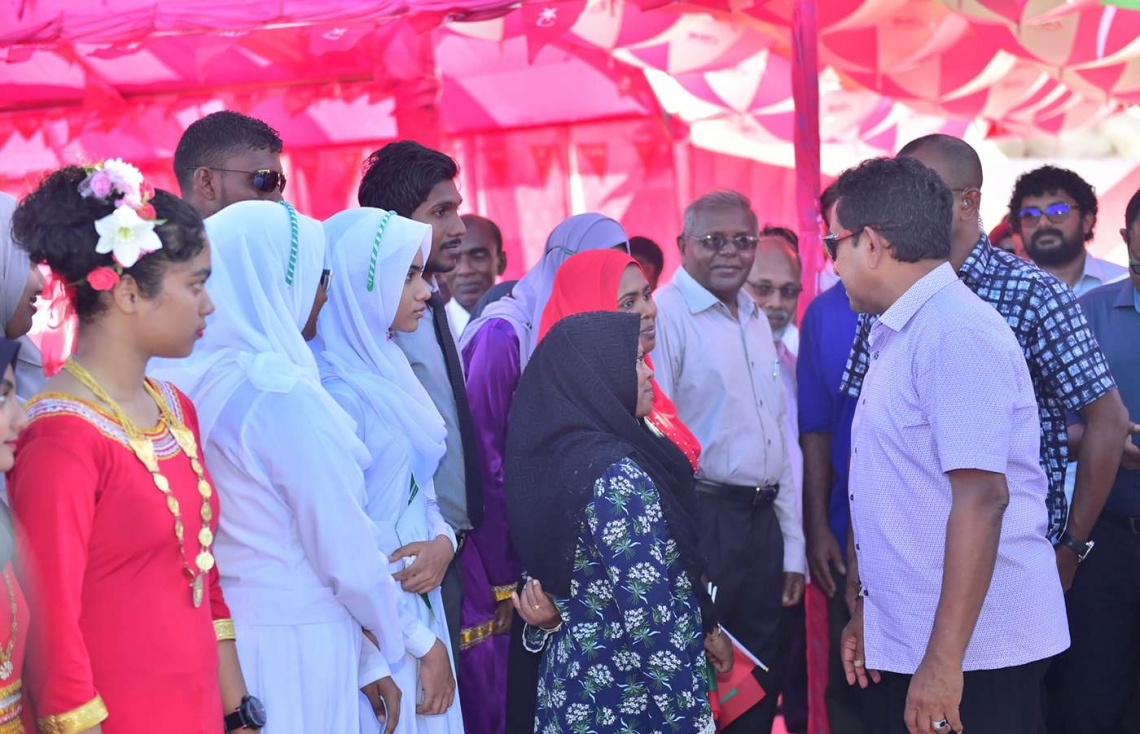 ސ. ހުޅުދޫ: ސެޕްޓެމްބަރު 13، 2018- ރައީސް އަބްދުﷲ ޔާމީން އައްޑުއަށް ކުރެއްވި ދަތުރުފުޅުގައި ހުޅުދުއަށް ވަޑައިގަތުމުން މަރުހަބާ ދަންނަވަން އެއްވި މީހުންގެ ތެރެއިން ބަޔަކާ ވާހަކަފުޅު ދައްކަވަނީ.---ފޮޓޯ: ރައީސް އޮފީސް