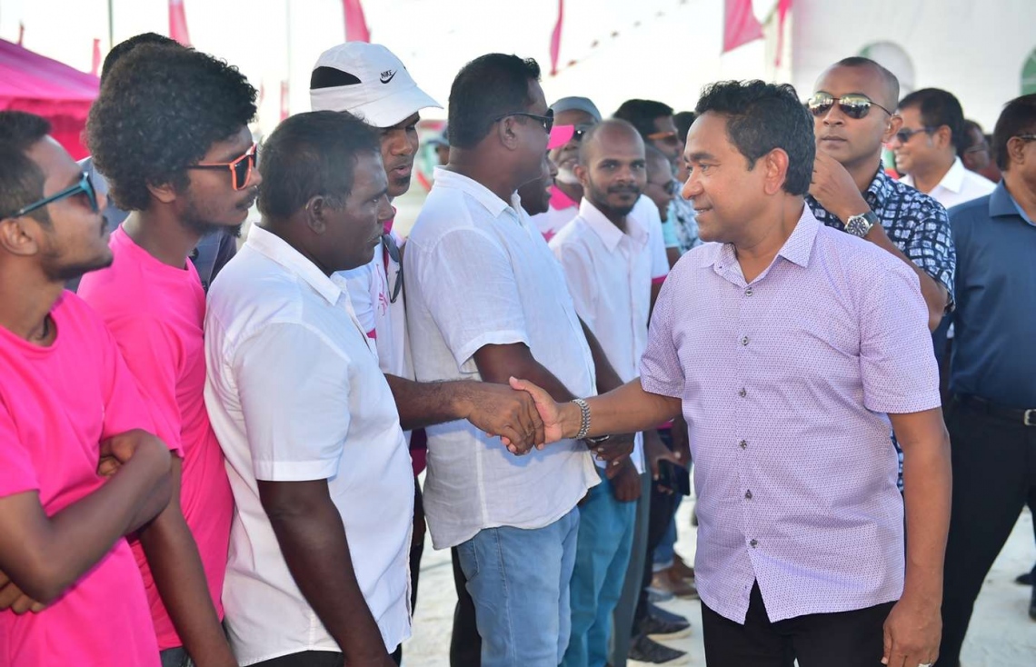 ސ. ހުޅުދޫ: ސެޕްޓެމްބަރު 13، 2018- ރައީސް އަބްދުﷲ ޔާމީން އައްޑުއަށް ކުރެއްވި ދަތުރުފުޅުގައި ހުޅުދުއަށް ވަޑައިގަތުމުން މަރުހަބާ ދަންނަވަން އެއްވި މީހުންގެ ތެރެއިން ބަޔަކާ ސަލާމް ކުރައްވަނީ.---ފޮޓޯ: ރައީސް އޮފީސް