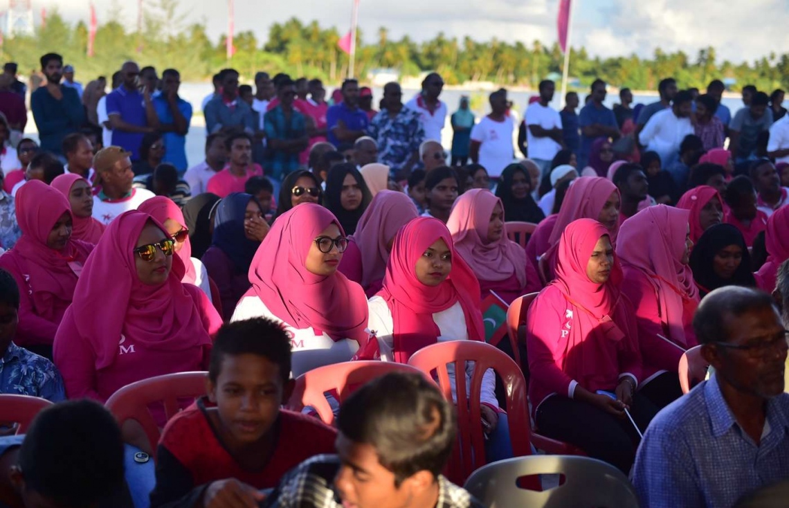 ސ. ހުޅުދޫ: ސެޕްޓެމްބަރު 13، 2018- ރައީސް އަބްދުﷲ ޔާމީން އައްޑުއަށް ކުރެއްވި ދަތުރުފުޅުގައި ހުޅުދުއަށް ވަޑައިގެން، މި ރަށުގައި ބޭއްވެވި ބައްދަލުވުމަށް ދިޔަ އެމަނިކުފާނުގެ ބައެއް ސަޕޯޓަރުން.---ފޮޓޯ: ރައީސް އޮފީސް
