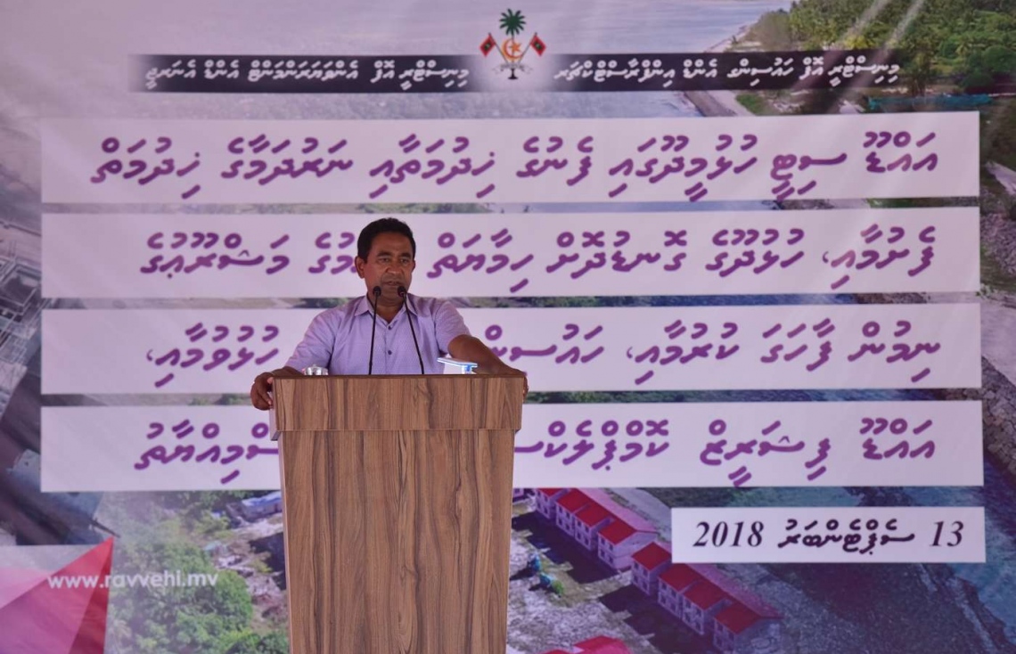 ސ. ހުޅުދޫ: ސެޕްޓެމްބަރު 13، 2018- ރައީސް އަބްދުﷲ ޔާމީން އައްޑުއަށް ކުރެއްވި ދަތުރުފުޅުގައި ހުޅުދުއަށް ވަޑައިގެން، މި ރަށުގައި ތިބި އެމަނިކުފާނުގެ ސަޕޯޓަރުންނާ ބައްދަލުކުރައްވައި ވާހަކަފުޅު ދައްކަވަނީ.---ފޮޓޯ: ރައީސް އޮފީސް