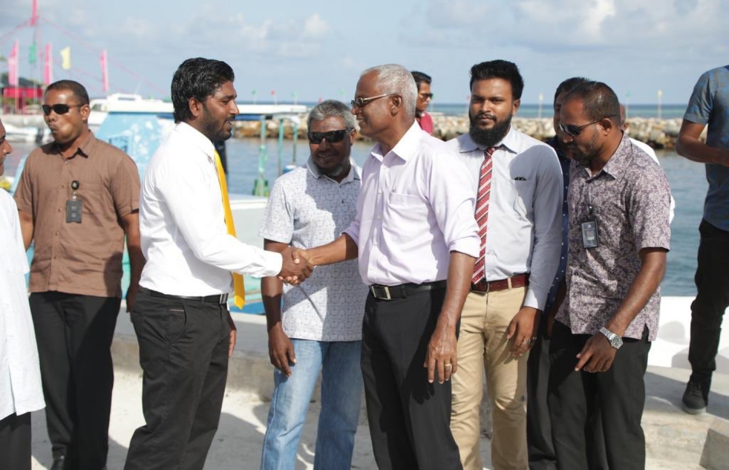 އިބޫ މިއަދު އޮޅުވެލިފުއްޓަށް ވަޑައިގަތުމުން، އެ ރަށުގެ ރައްޔިތުން މަރުހަބާ ދަންނަވަނީ. - ފޮޓޯ: އެމްޑީޕީ