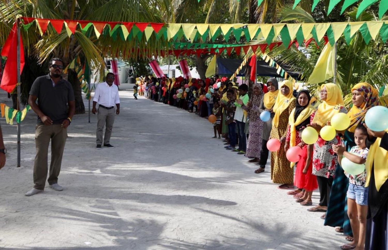 އިބޫ އަށް މަރުހަބާ ދަންނަވަން އޮޅުވެލިފުށިން މިއަދު ނުކުތް މީހުން. - ފޮޓޯ: އެމްޑީޕީ