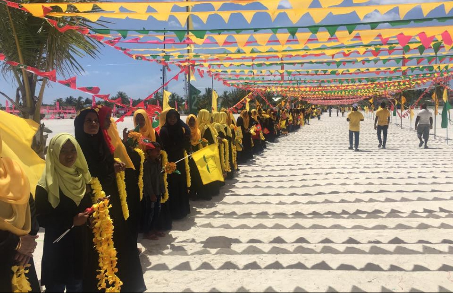 އިބޫ މިއަދު ގާފަރަށް ވަޑައިގަތުމުން، އޭނާ އަށް މަރުހަބާ ދަންނަވަން ހެދި ސަފު. - ފޮޓޯ: މިހާރު